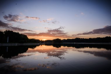 Gün batımında göl