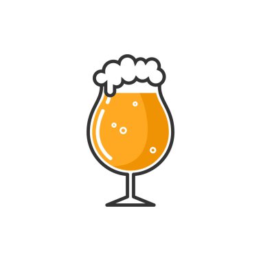 Beyaz arka planda izole edilmiş köpüklü bir bardak bira.