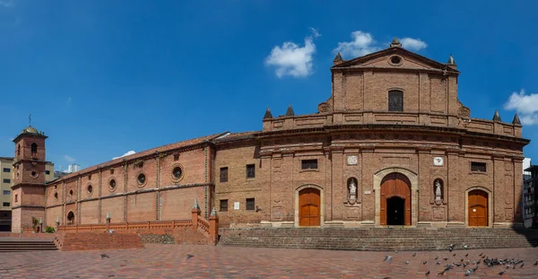 Kolombiya 'daki Santiago de Cali Fransisken cemaati tarafından yönetilen dini kompleks. Şehrin göbeğinde 18. ve 19. yüzyıllar arasında inşa edilmiştir. San Joaquin Manastırı 'ndan oluşuyor. Lekesiz Şapeli.