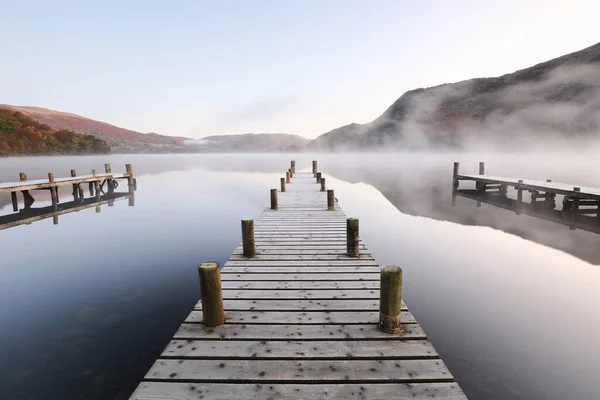 Embarcadero Central Madera Que Conduce Lago Cubierto Niebla Con Montañas —  Fotos de Stock