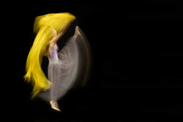 Abstrakte Junge Balletttänzerin Tanzt Mit Farbigen Tüchern Und Schafft Bewegungsunschärfen — Stockfoto