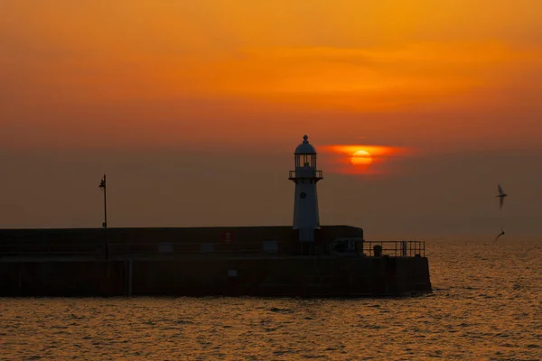 Schöne Meereslandschaft Mit Leuchtturm Sonnenaufgang Stockbild