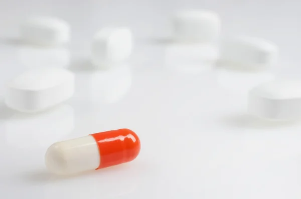 White and red medicine antibiotic pills — Stock Photo, Image