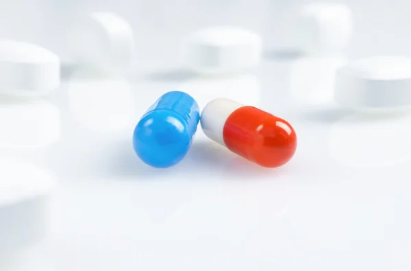 Píldoras antibióticas de medicina blanca, azul y roja —  Fotos de Stock