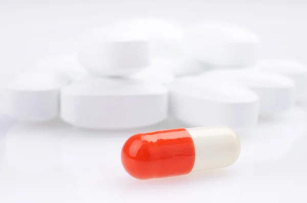 Píldoras antibióticas de medicina blanca y roja —  Fotos de Stock