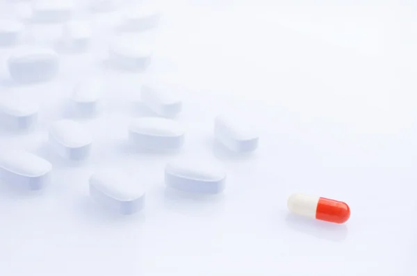 White and red medicine antibiotic pills — Stock Photo, Image