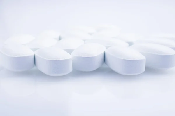 Medicina blanca píldoras antibióticas . —  Fotos de Stock