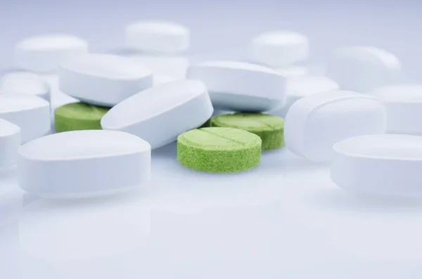 Medicine green pills — Stock Photo, Image