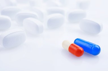 Beyaz, mavi ve kırmızı ilaç antibiyotik hap
