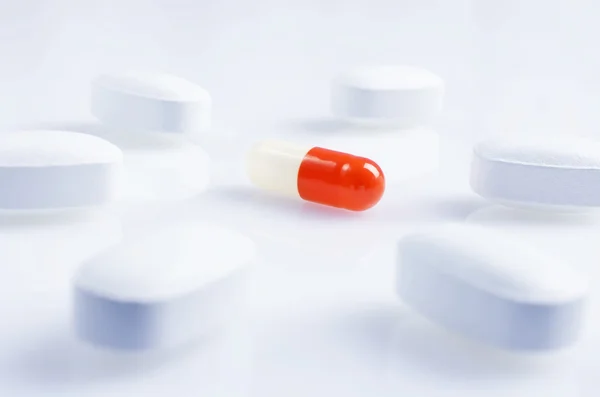 Píldoras antibióticas de medicina blanca y roja —  Fotos de Stock