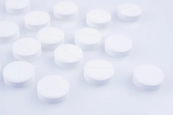 Таблетки с белым лекарством . — стоковое фото