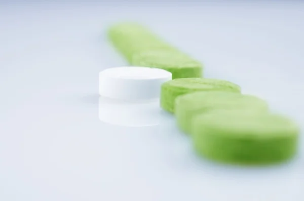 Weiße und grüne Pillen — Stockfoto