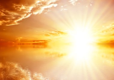 Denizin Üzerinde Kızıl Gün Batımı