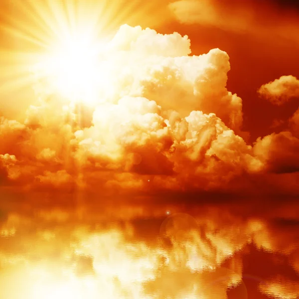 暗い雲の中赤い太陽光線 — ストック写真