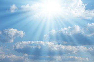 Beyaz Bulutların arasında parlak güneş parlıyor