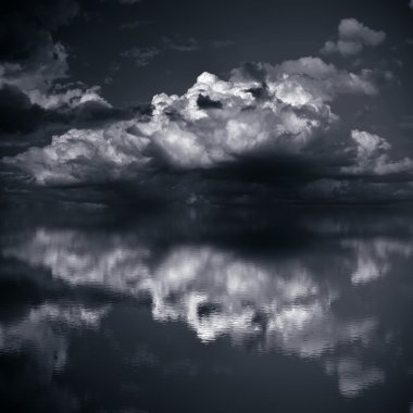 deniz üzerinde kara bulutlar