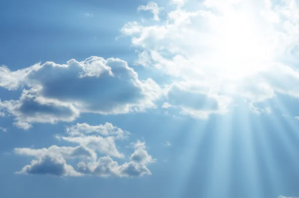 Ljusa solen lyser bland de vita moln — Stockfoto