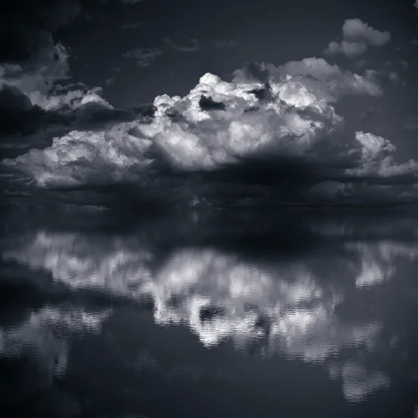 Μαύρα σύννεφα πάνω από την θάλασσα — Φωτογραφία Αρχείου