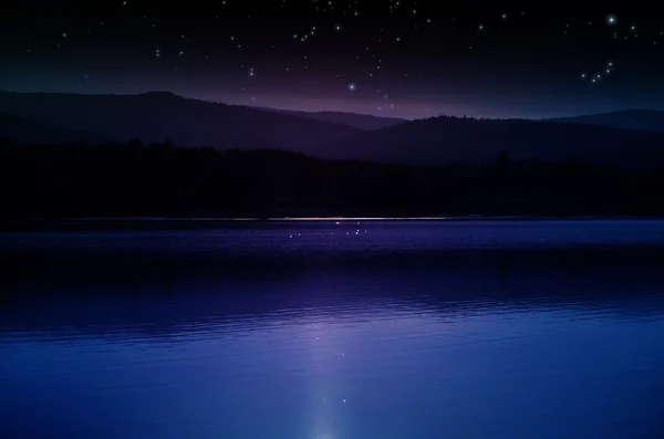 Noc na hory a jezero — Stock fotografie