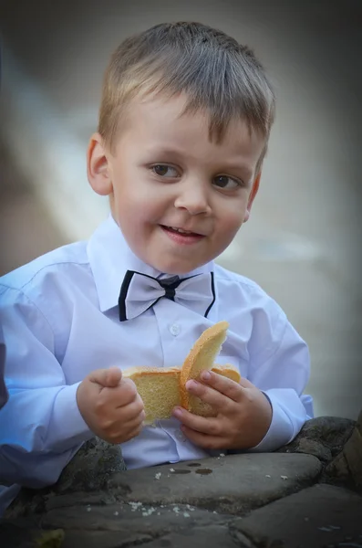 Menino de camisa branca — Fotografia de Stock