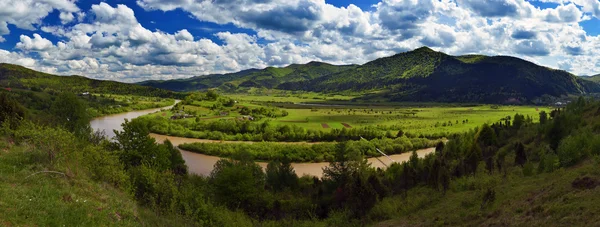 Berge und Fluss — Stockfoto