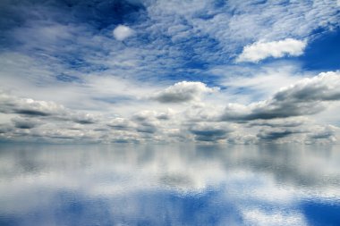 Pofuduk bulutlar parlak mavi gökyüzünde