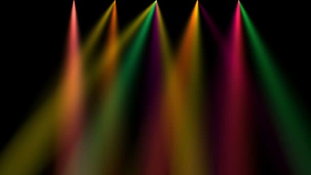 Holofotes multicoloridos em preto — Vídeo de Stock