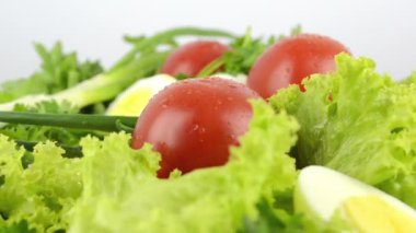 Soğan, haşlanmış yumurta, marul, domates, maydanoz