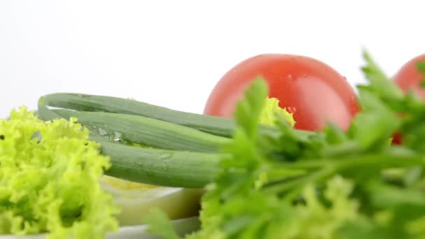 Zwiebeln, gekochte Eier, Salat, Tomaten, Petersilie — Stockvideo