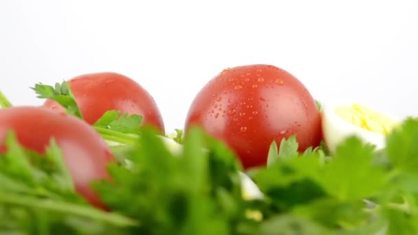 Onions, boiled eggs, lettuce, tomatoes, parsley — Stock Video