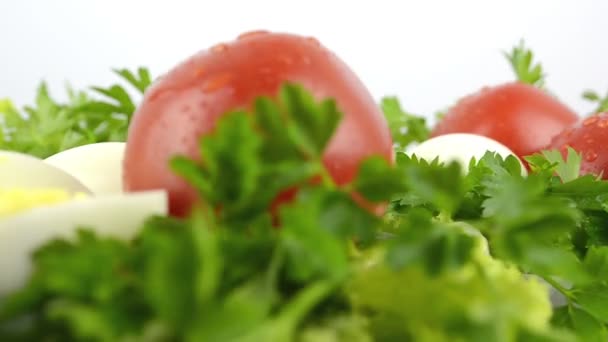 Oignons, oeufs durs, laitue, tomates, persil — Video