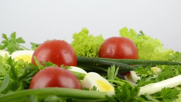 Cebolas frescas, ovos cozidos, alface, tomates, salsa — Vídeo de Stock