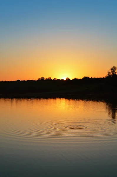 Hermoso atardecer sobre el lago —  Fotos de Stock