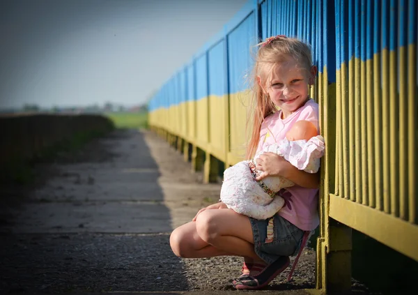 Mädchen mit einer Puppe — Stockfoto