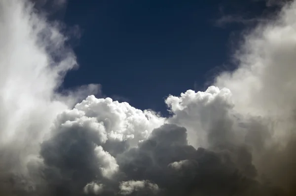 Nuvens de tempestade contra o céu azul — Fotografia de Stock