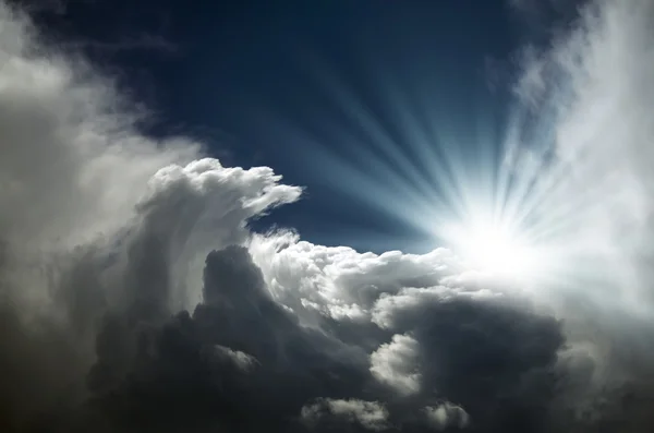 Bright rays of  sun and clouds — Φωτογραφία Αρχείου