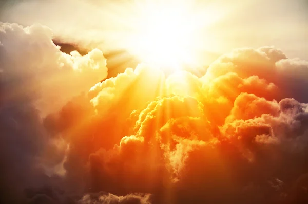 Bright rays of the sun and clouds — 图库照片