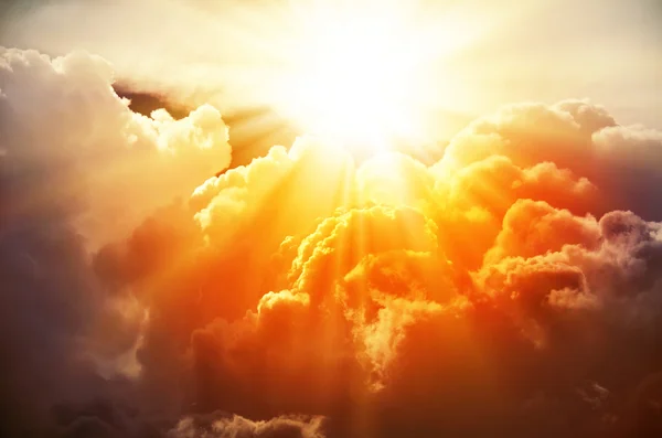 Raggi luminosi del sole e nuvole Immagine Stock