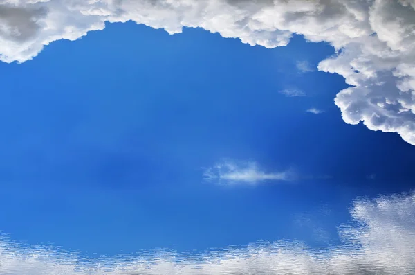 Fluffy clouds in bright blue sky — Stock Photo, Image