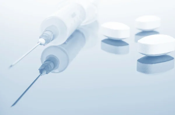 Close-up of medicine tablets and syringe — Stock Photo, Image