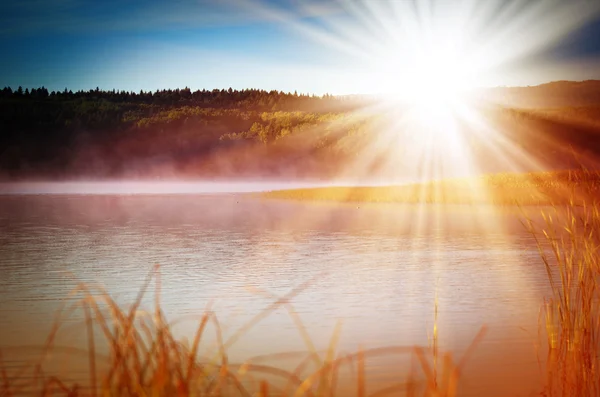 Солнце над озером — стоковое фото