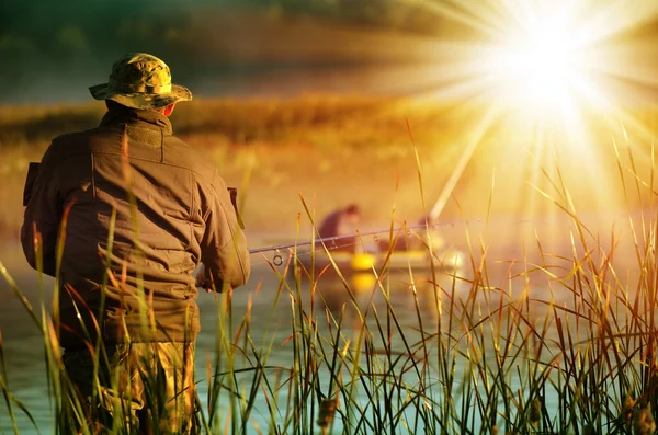 Fisherman catches fish — Stock Photo, Image