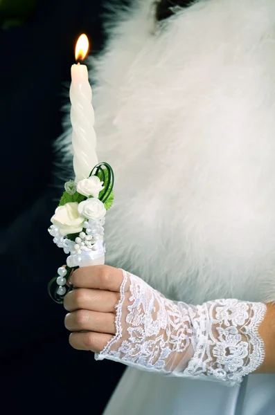 Kaars in de handen — Stockfoto