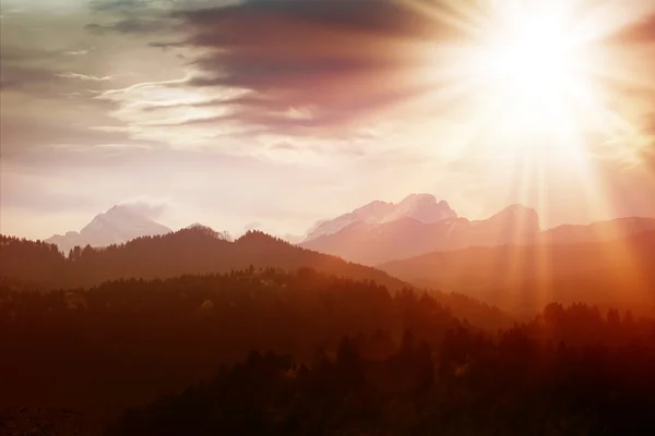 Sonnenstrahlen über den Bergen — Stockfoto
