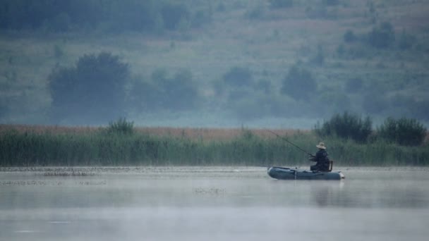 Pescador en un barco inflable — Vídeo de stock