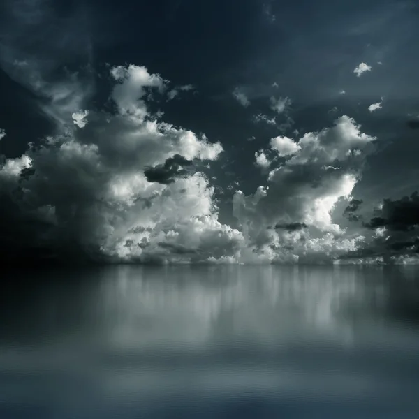 Dramatische dunkle Wolken — Stockfoto