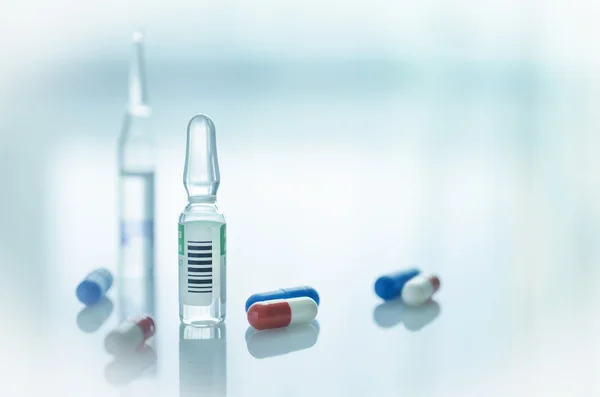 Glass vials and tablets — Stock Photo, Image