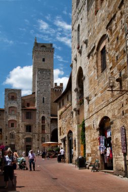 San Gimignano, İtalya - 07 Temmuz 2013: San Gimignano Toskana, İtalya sokaklarında