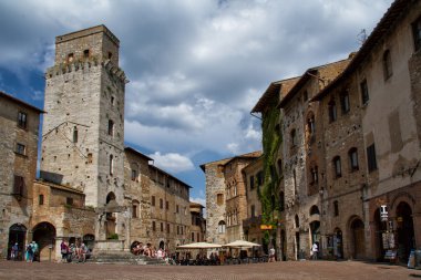 San Gimignano, İtalya - 07 Temmuz 2013: San Gimignano Toskana, İtalya sokaklarında