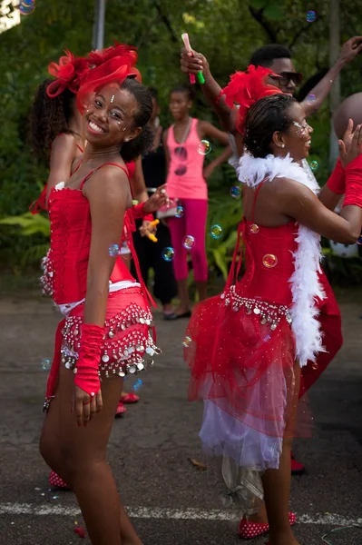 Victoria, Seychelles - 26 avril 2014 : Danses Coca-Cola au Carnaval International de Victoria aux Seychelles — Photo